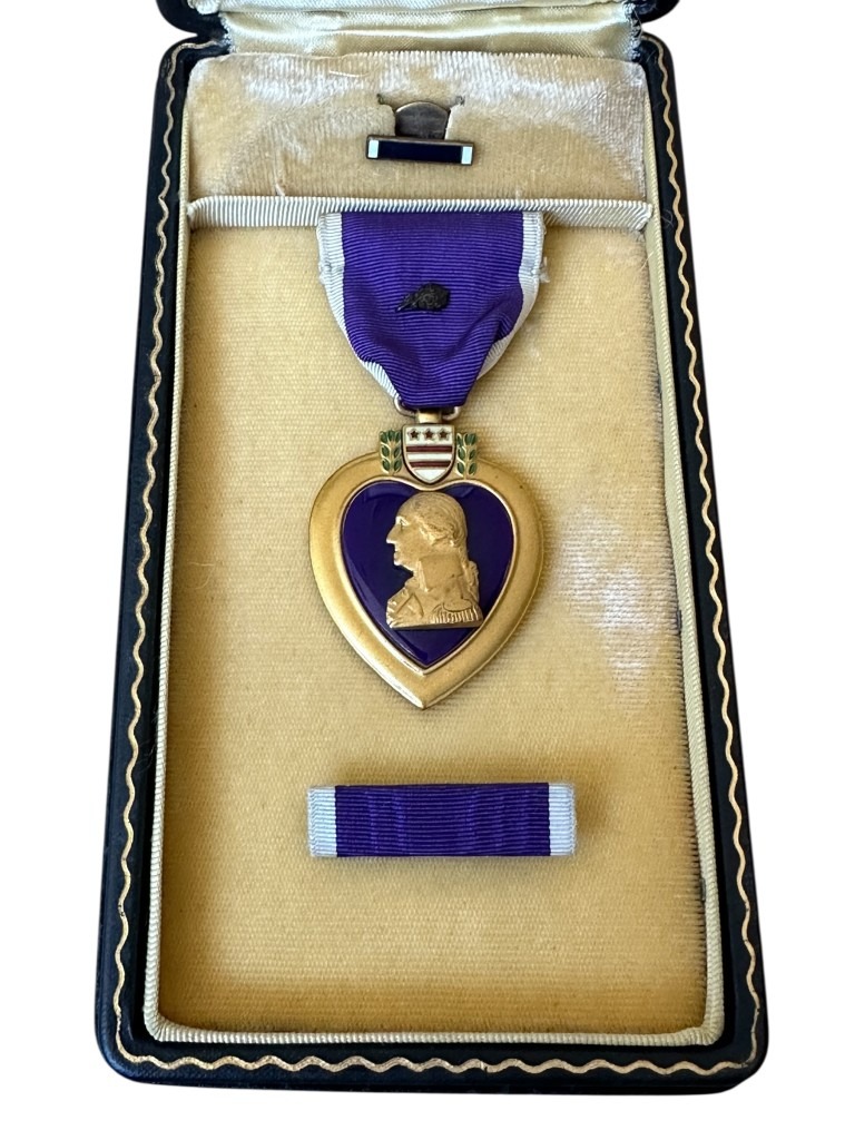 Original WWII US Purple Heart medal in box with buttonhole pin - Image 4