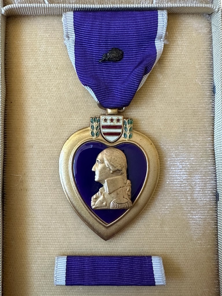Original WWII US Purple Heart medal in box with buttonhole pin - Image 5