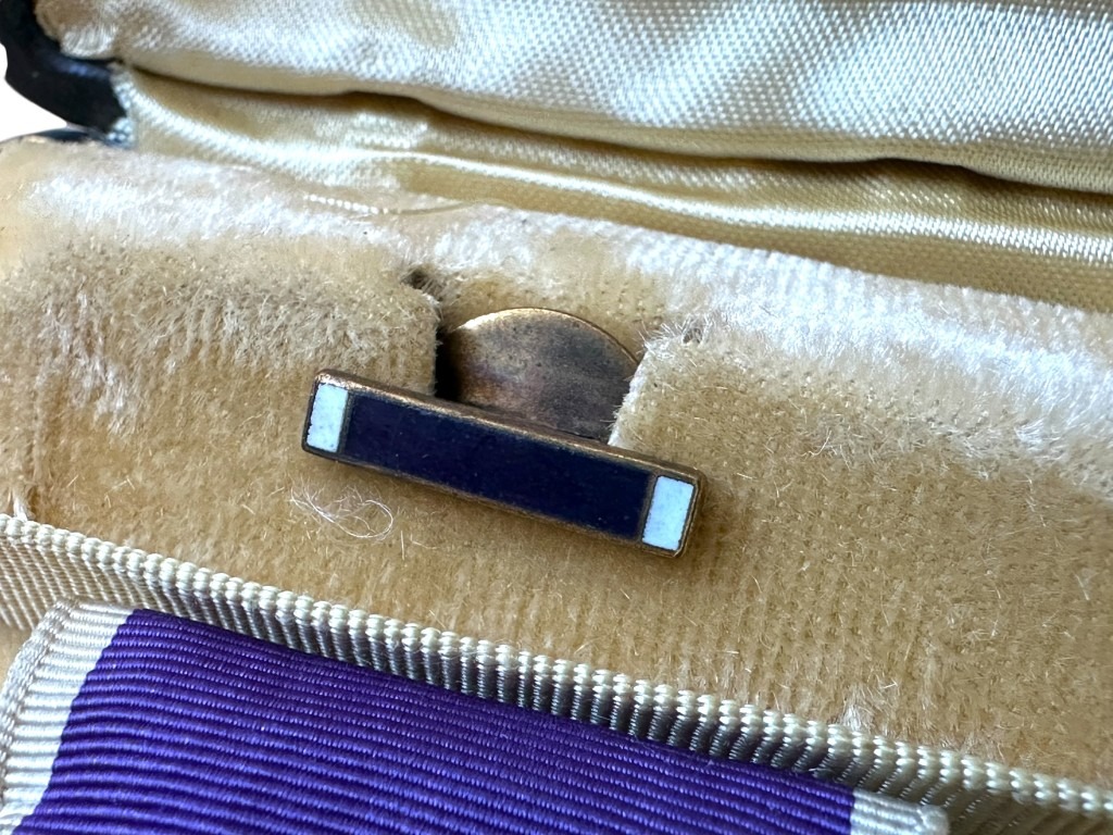 Original WWII US Purple Heart medal in box with buttonhole pin - Image 8