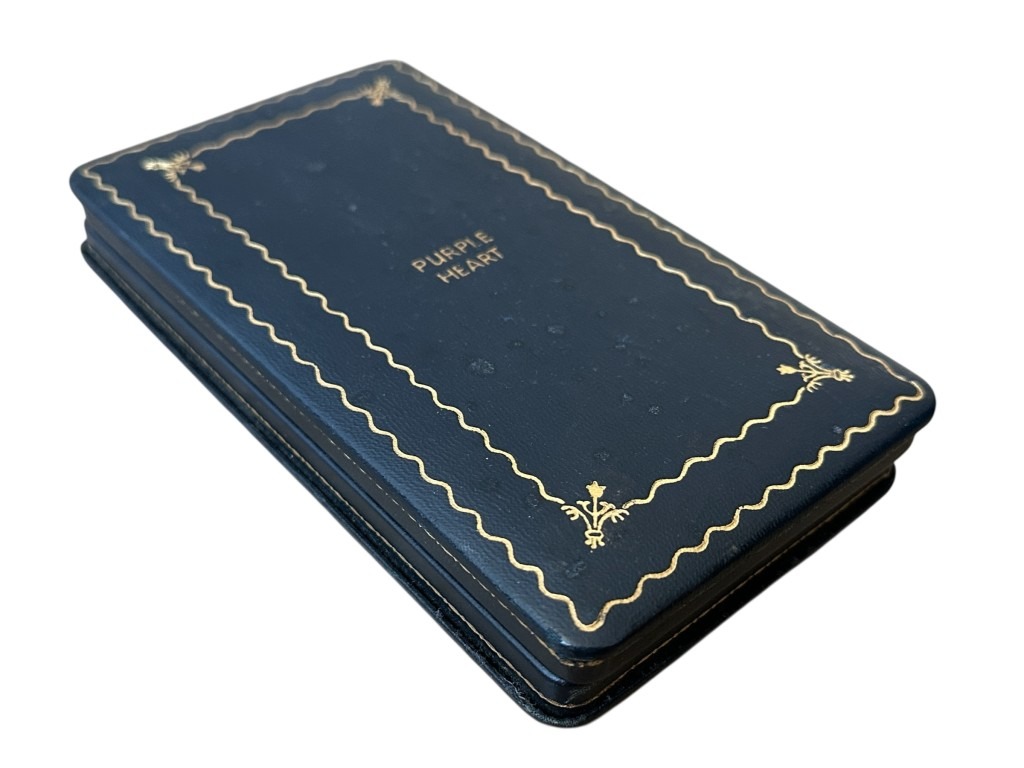 Original WWII US Purple Heart medal in box with buttonhole pin - Image 9