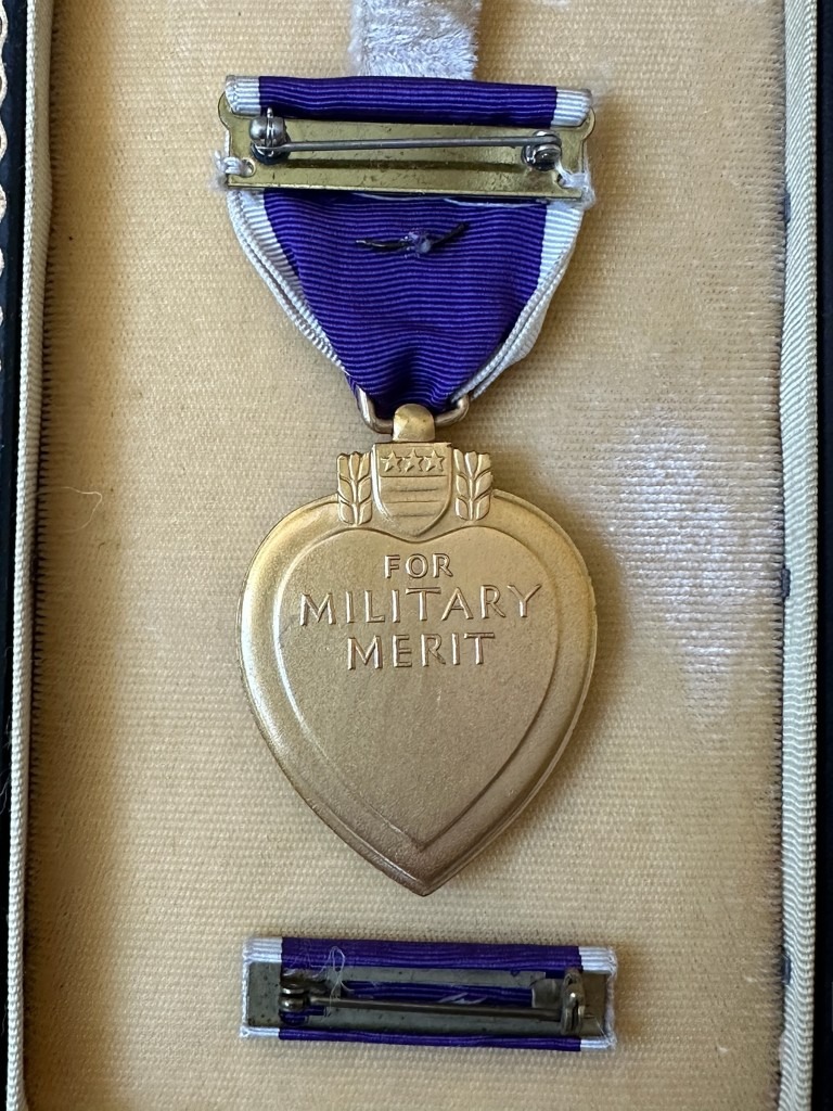 Original WWII US Purple Heart medal in box with buttonhole pin - Image 6