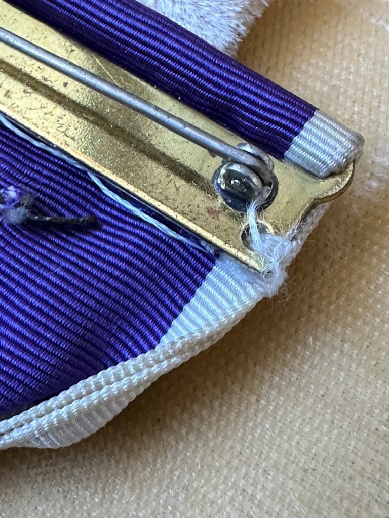 Original WWII US Purple Heart medal in box with buttonhole pin - Image 7