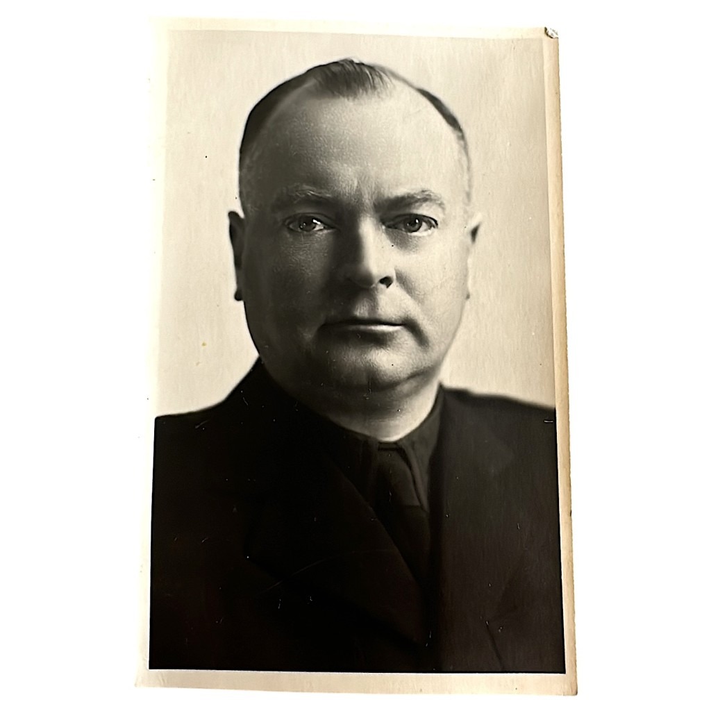 This NSB photo is in good condition, issued by the NSB Material Service and it shows NSB leader Anton Mussert.