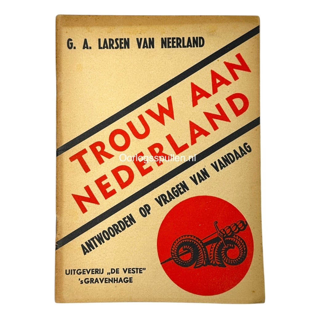 Zeldzame propagandabrochure 'Trouw aan Nederland' door G.A. Larsen van Neerland, uitgegeven door Zwart Front (ca. jaren 1930), met opvallende rode en zwarte typografie en het rad-symbool. Origineel Nederlands fascistisch drukwerk, interessant voor WOII- en interbellumverzamelaars.