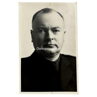 Original WWII-era postcard featuring a formal black-and-white portrait of NSB leader Anton Mussert, in uniform. Clear details, sharp contrast. Marked "Oorlogsspullen.nl" – collectible Dutch collaboration memorabilia.