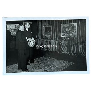 Originele zwart-wit foto uit 1943 van NSB-leider Anton Mussert tijdens een officieel bezoek aan het Frans Hals Museum in Haarlem – zeldzaam historisch beeldmateriaal uit de Tweede Wereldoorlog, interessant voor verzamelaars van NSB-documentatie, museumgeschiedenis en liefhebbers van Nederlandse kunst en erfgoed.