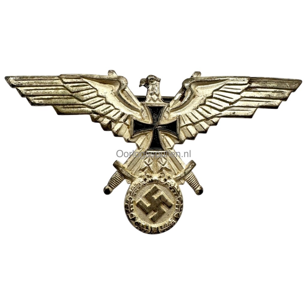 Originaler Brustadler des NS-Soldatenbundes aus dem Zweiten Weltkrieg, Metallausführung mit Eisernem Kreuz, gekreuzten Schwertern und Hakenkreuz, getragen von ehemaligen Wehrmacht-Soldaten; Sammlerstück für Militaria-Enthusiasten.