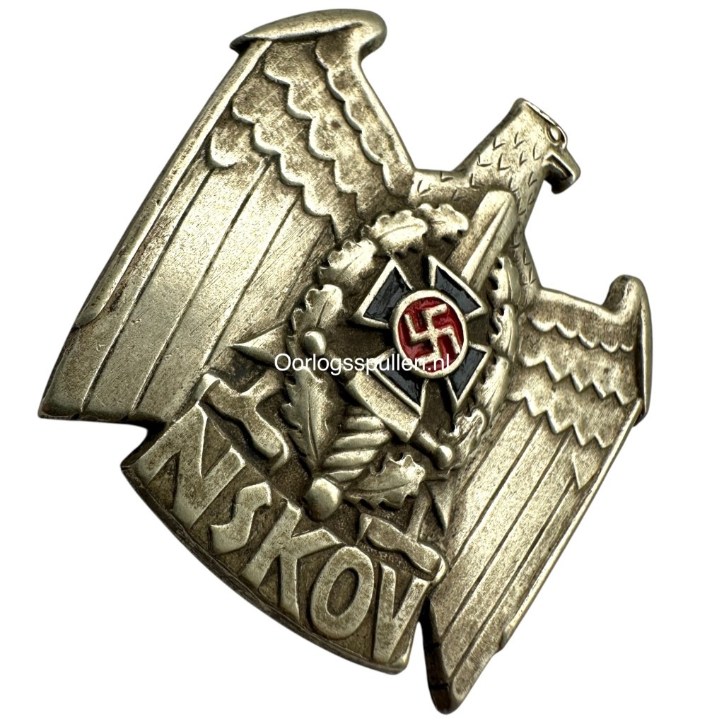 Originales NSKOV-Mützenabzeichen aus dem Dritten Reich, silberfarben mit Reichsadler, Eichenlaubkranz, Eisernem Kreuz und rotem Hakenkreuzemblem; getragen von Mitgliedern der Nationalsozialistischen Kriegsopferversorgung.