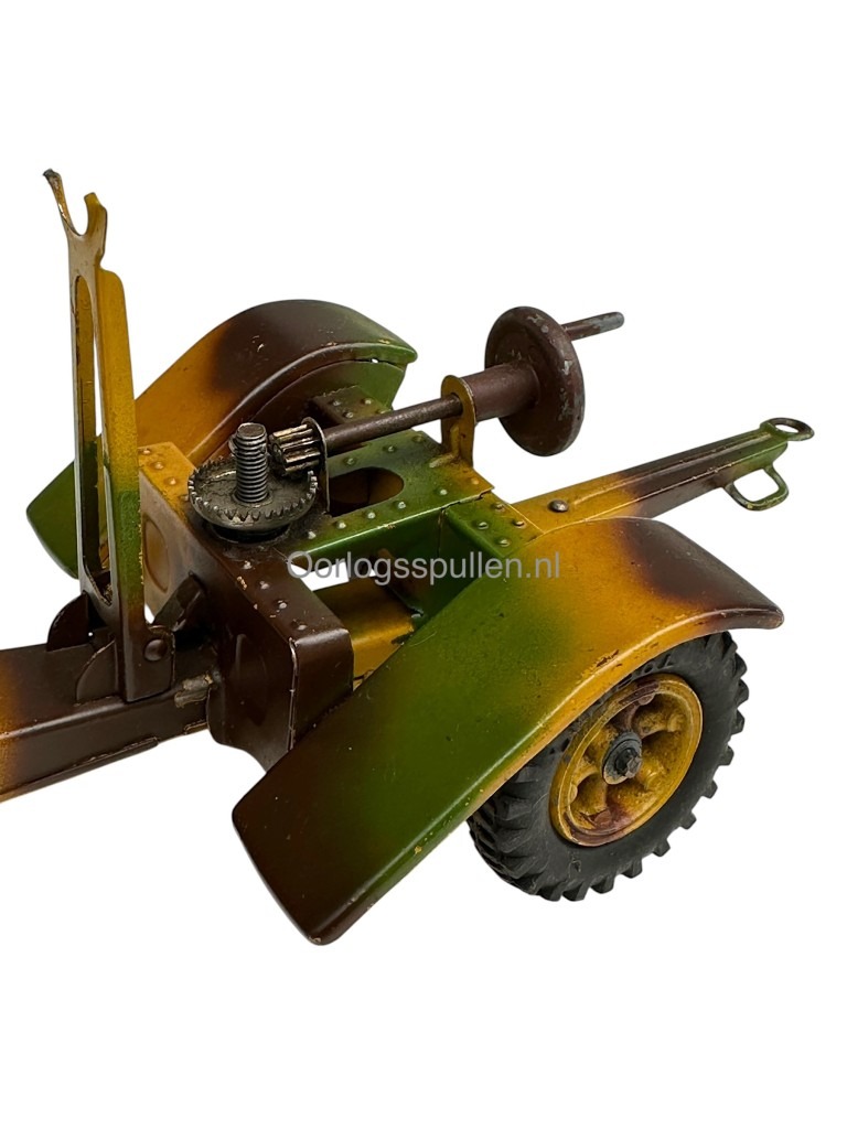 Original WWII German Lineol FLAK 88 with searchlight, trailer and crew toy set