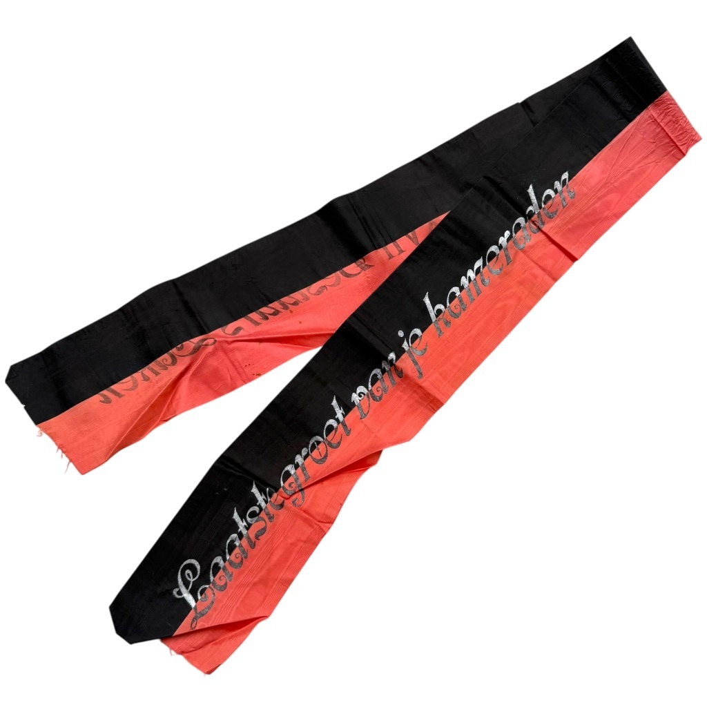 Dit is een NSB-graflint (Nationaal-Socialistische Beweging in Nederland). Dergelijke linten werden tijdens de Tweede Wereldoorlog gebruikt bij begrafenissen van leden of sympathisanten van de NSB.