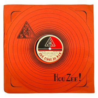 Originele NSB grammofoonplaat ‘Zo zingt de NSB’, 1940s propaganda LP in rood papieren hoes met NSB-logo en tekst Hou Zee – zeldzaam historisch WOII verzamelobject.