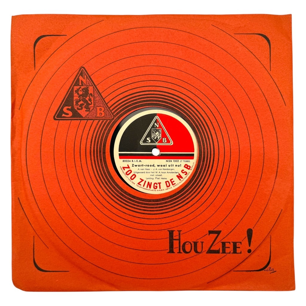 Originele NSB grammofoonplaat ‘Zo zingt de NSB’, 1940s propaganda LP in rood papieren hoes met NSB-logo en tekst Hou Zee – zeldzaam historisch WOII verzamelobject.