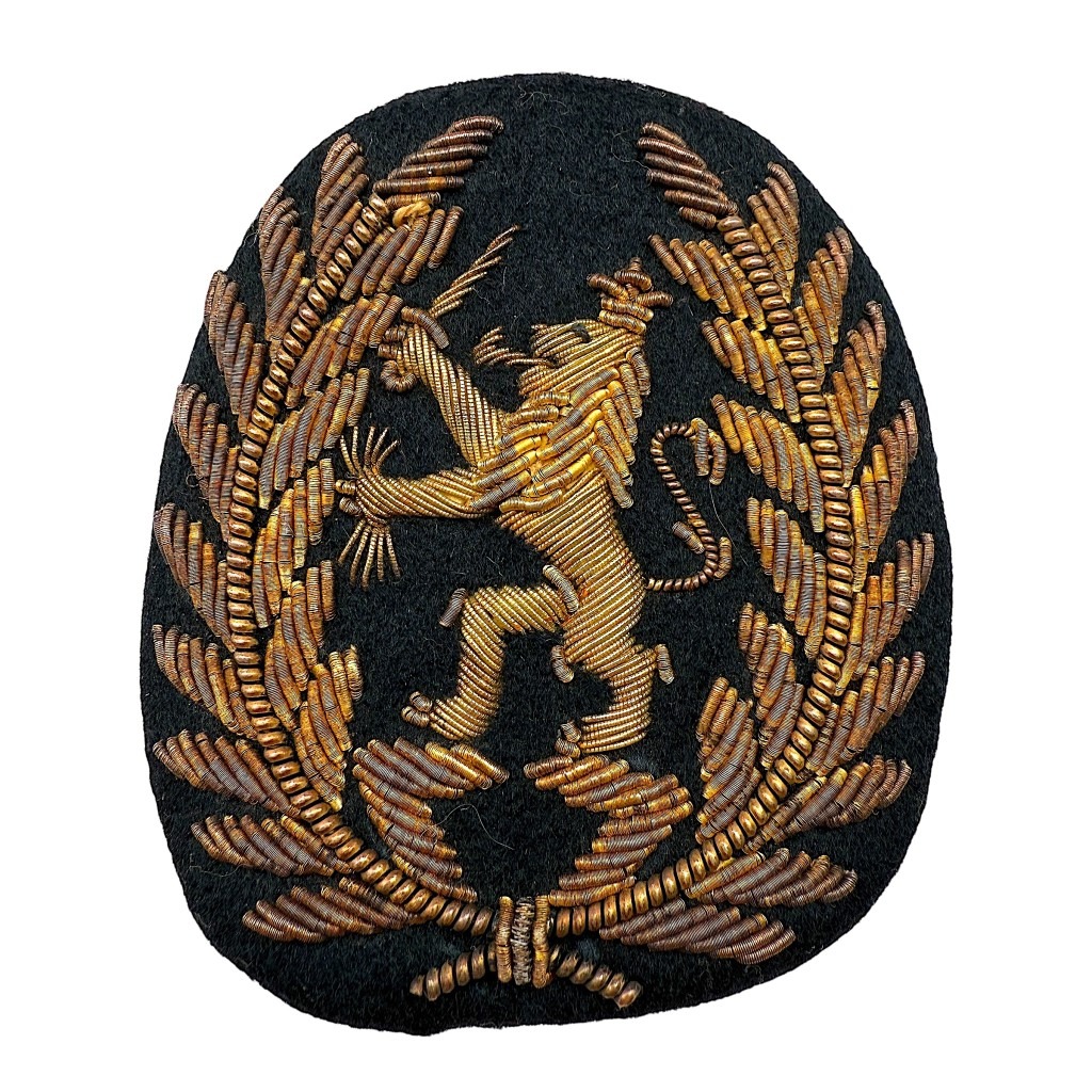 Origineel Nederlands KNIL officiers petembleem 1945-1949, Koninklijk Nederlands-Indisch Leger insigne met geborduurde gouden leeuw en lauwerkrans, zeldzaam militair verzamelobject uit Nederlands-Indië.