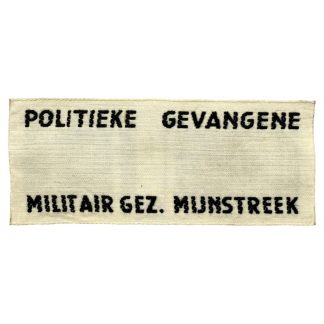 Nederlands stoffen embleem politieke gevangene – “Politieke Gevangene Militair Gezag Mijnstreek” patch uit Zuid-Limburg, gebruikt na de Tweede Wereldoorlog voor de identificatie van collaborateurs onder toezicht van het Militair Gezag – zeldzaam bevrijdingstijd-verzamelobject.