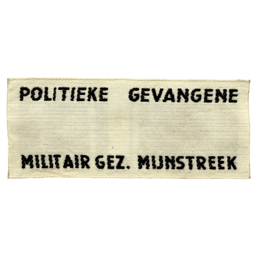 Nederlands stoffen embleem politieke gevangene – “Politieke Gevangene Militair Gezag Mijnstreek” patch uit Zuid-Limburg, gebruikt na de Tweede Wereldoorlog voor de identificatie van collaborateurs onder toezicht van het Militair Gezag – zeldzaam bevrijdingstijd-verzamelobject.