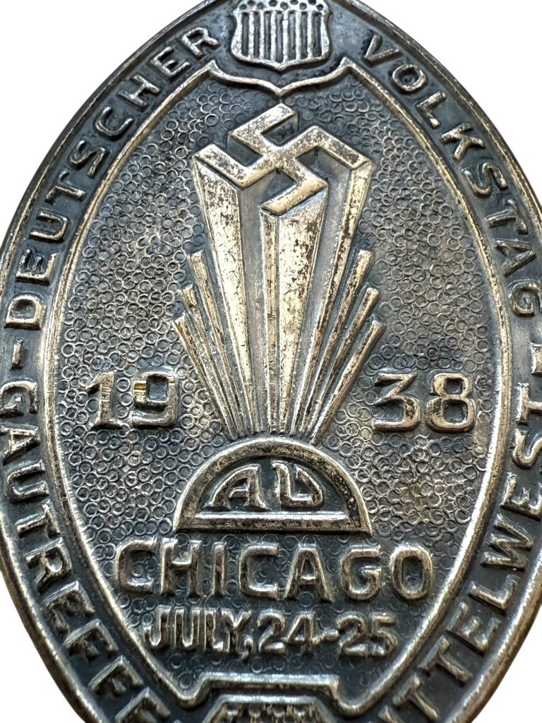 Rare 1938 German American Bund Chicago rally badge – Deutscher Volksstag Mittelwest Gautreffen WWII Nazi-era US pro-Germany organization collectible with swastika and original pin