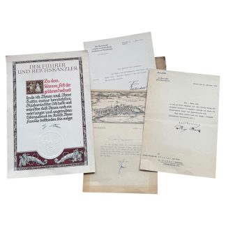 Originale Urkunde zur Goldenen Hochzeit aus dem Zweiten Weltkrieg – signiert im Namen des Führers und Reichskanzlers, inklusive Begleitschreiben aus Lindau am Bodensee (1941). Seltenes deutsches Militaria-Dokument mit NS-Adler-Prägung, dekorativem Rahmen und offiziellen Gratulationsschreiben. Authentisches Sammlerstück für historisch interessierte Wehrmachts- und NSDAP-Dokumentensammler.