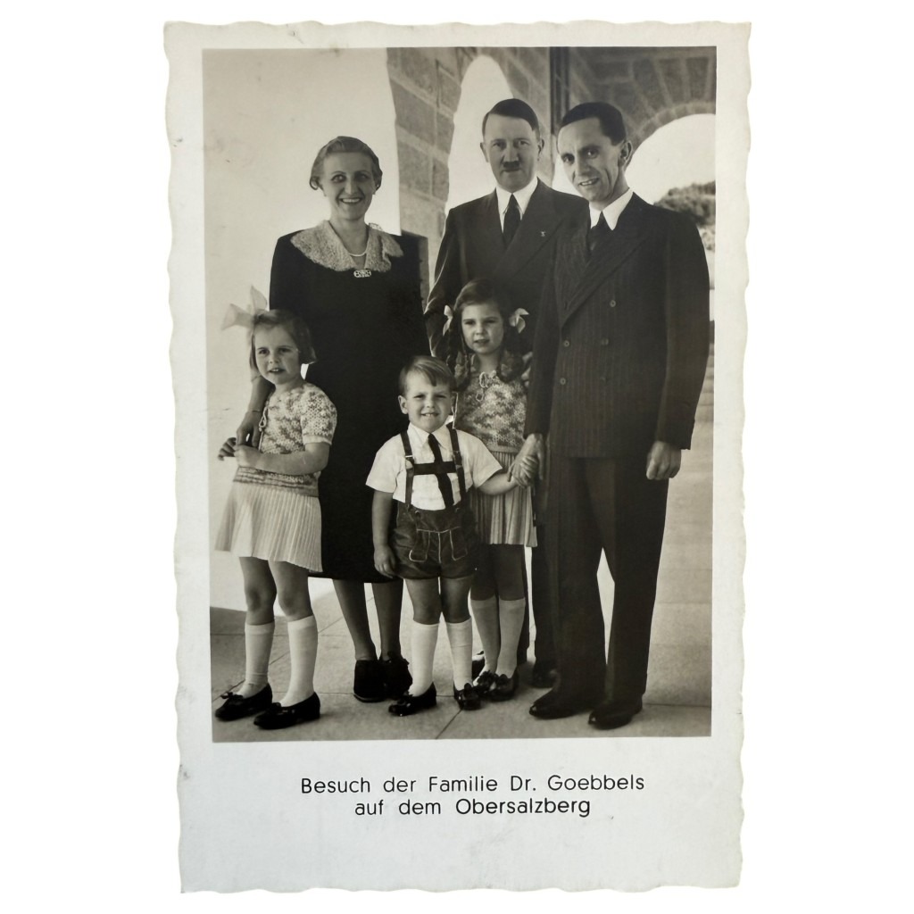 Historische Schwarz-Weiß-Postkarte, Besuch der Familie Dr. Joseph Goebbels am Obersalzberg. Abgebildet sind Joseph Goebbels mit Ehefrau Magda, ihren Kindern sowie Adolf Hitler im Hintergrund. Zeitdokument aus der NS-Zeit, vermutlich frühe 1940er Jahre.