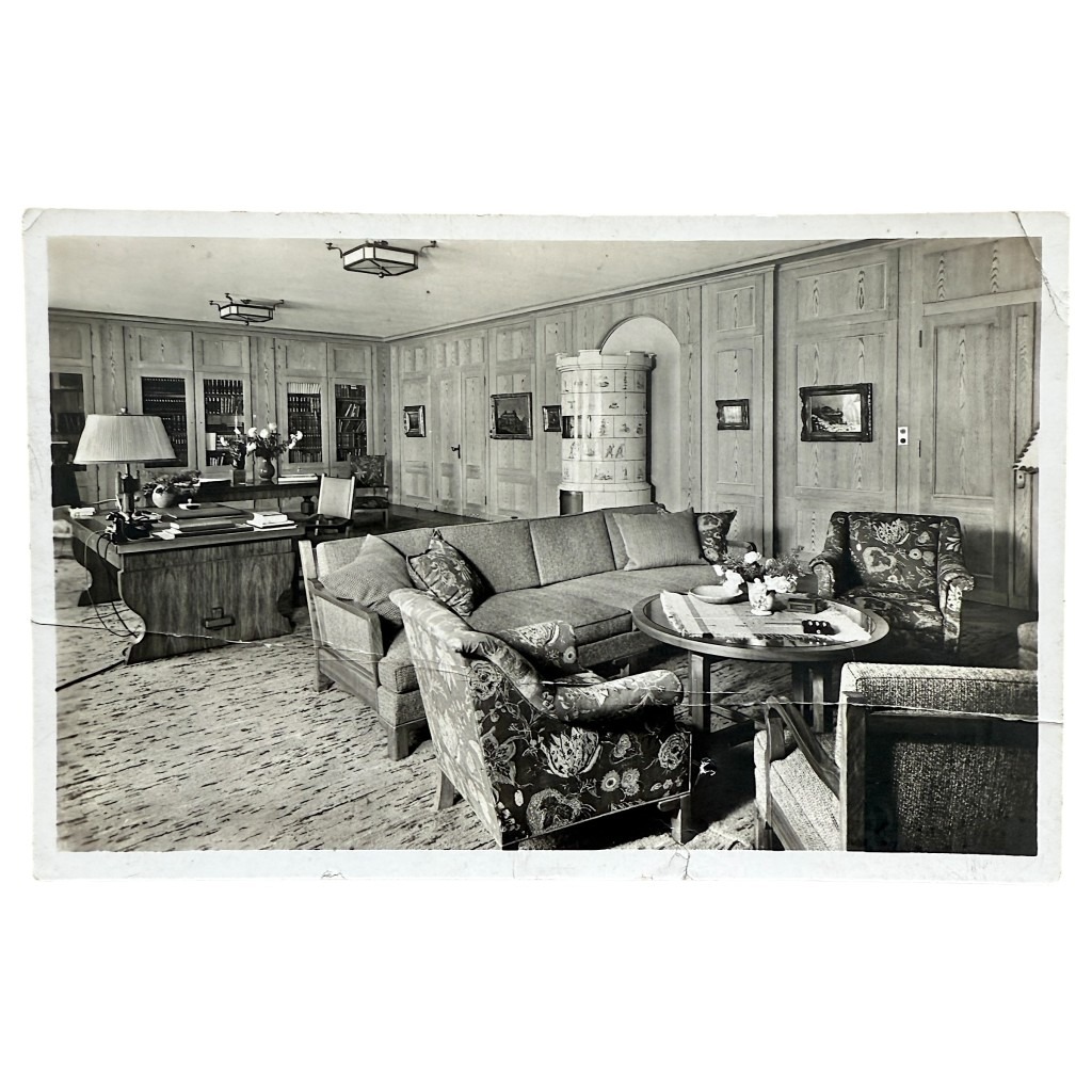 Originale Fotopostkarte aus dem Zweiten Weltkrieg – Arbeitszimmer im Berghof Obersalzberg mit Schreibtisch, Sofa und Kamin, seltenes historisches Sammlerstück für Militaria- und Zeitgeschichte-Sammler.