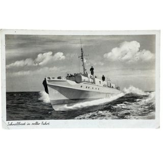 Originale Postkarte aus dem Zweiten Weltkrieg – Kriegsmarine Schnellboot in voller Fahrt auf hoher See, seltenes historisches Sammlerstück für Militaria- und Marine-Ansichtskartensammler.