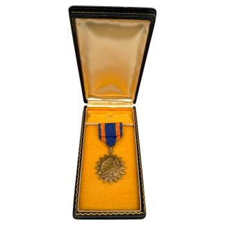 Original WWII U.S. Air Medal in presentation box – authentic World War II American military decoration awarded for aerial achievement, highly collectible for U.S. militaria and medal enthusiasts.