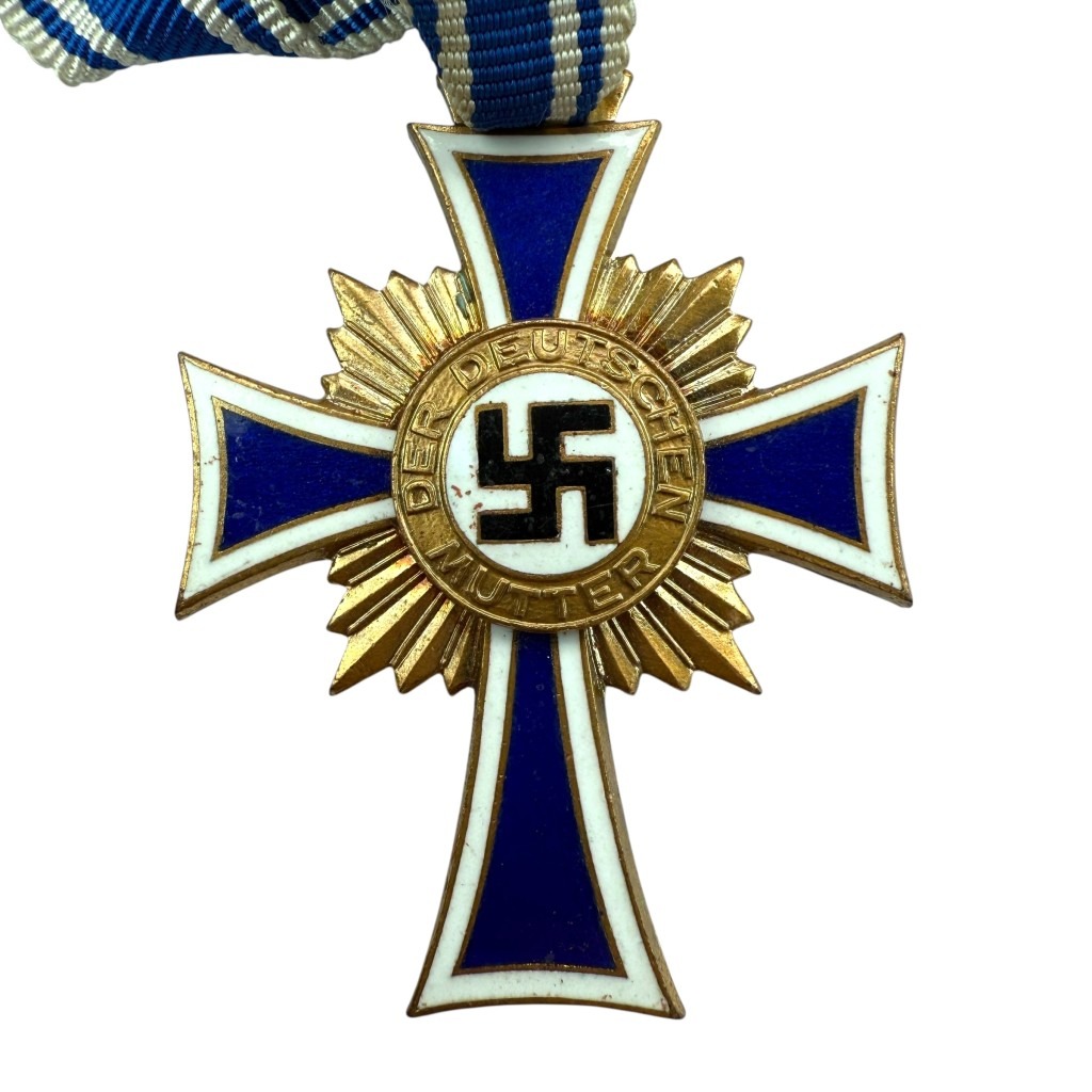 Original WWII Deutsches Mutterkreuz in Gold mit Band, Auszeichnung für verdiente Mütter im Dritten Reich, seltenes Sammlerstück für Militaria- und Weltkrieg-II-Sammler.
