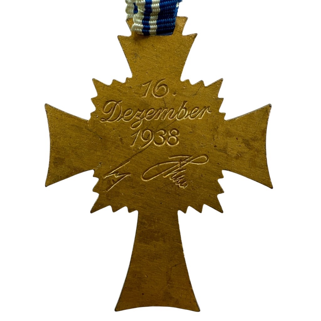 Original WWII Deutsches Mutterkreuz in Gold mit Band, Auszeichnung für verdiente Mütter im Dritten Reich, seltenes Sammlerstück für Militaria- und Weltkrieg-II-Sammler.