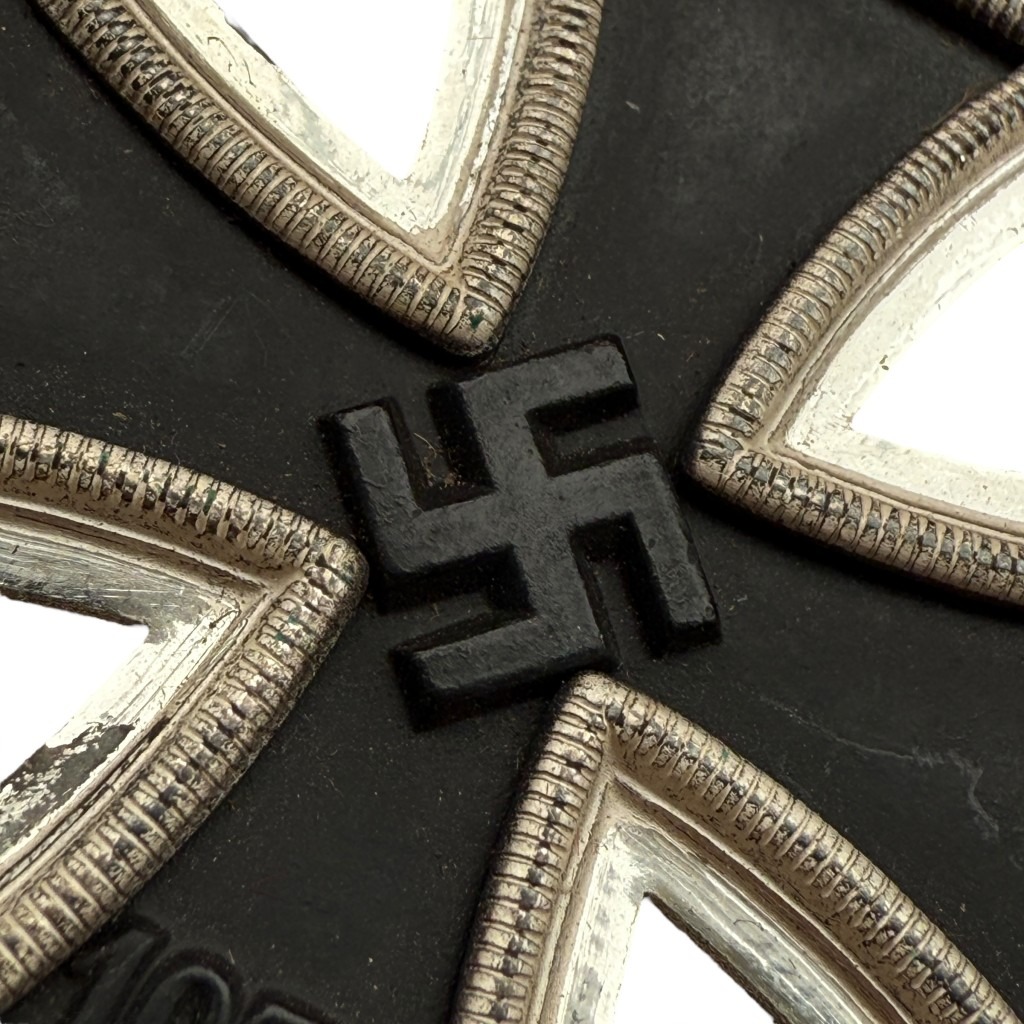 Original Eisernes Kreuz 2. Klasse 1939 mit Band – authentische Auszeichnung aus dem Zweiten Weltkrieg, verliehen für Tapferkeit, begehrtes Sammlerstück für Orden-Sammler und Militaria-Enthusiasten.