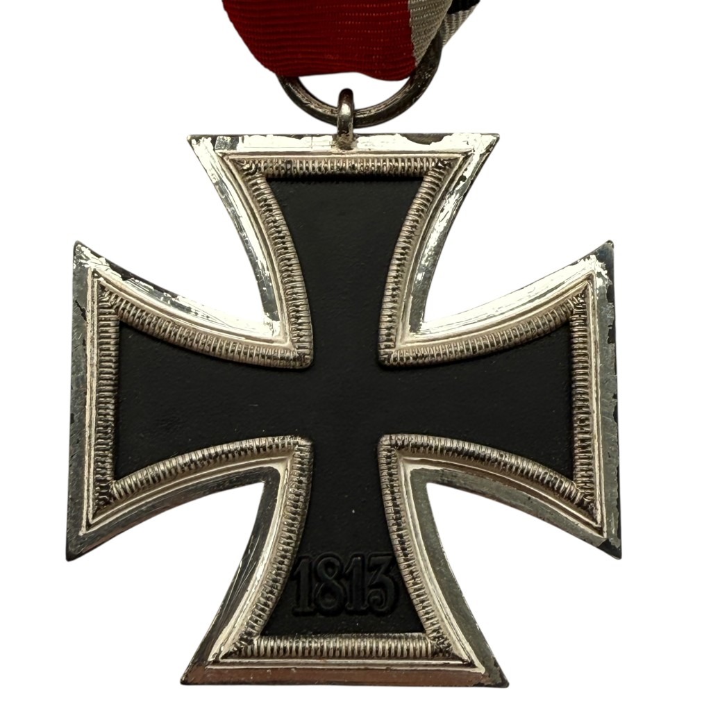 Original Eisernes Kreuz 2. Klasse 1939 mit Band – authentische Auszeichnung aus dem Zweiten Weltkrieg, verliehen für Tapferkeit, begehrtes Sammlerstück für Orden-Sammler und Militaria-Enthusiasten.