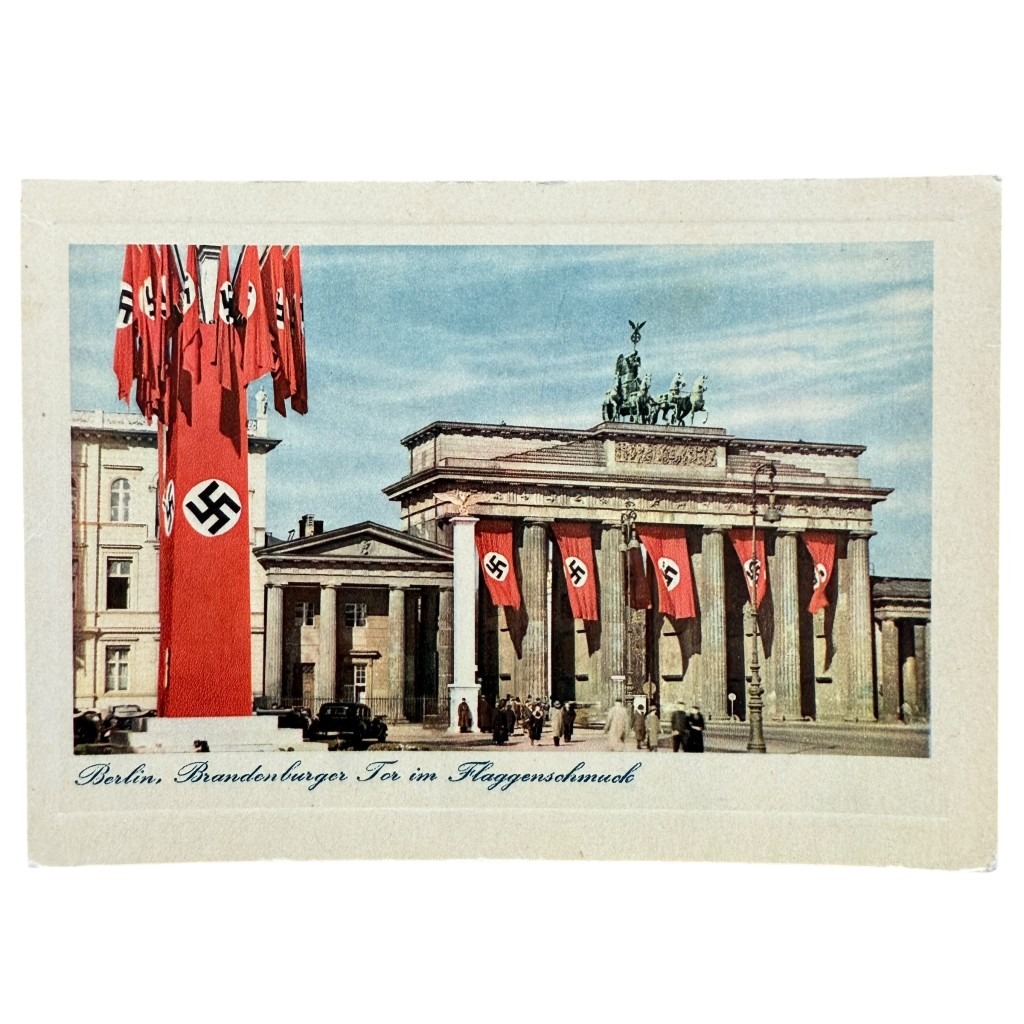 Originale Postkarte aus dem Zweiten Weltkrieg – Brandenburger Tor in Berlin mit Hakenkreuzfahnen, historische NS-Propagandadarstellung, seltenes Sammlerstück für Militaria- und Ansichtskartensammler.