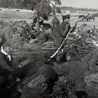 Toinen maailmansota alkuperäinen saksalainen valokuva – Neuvostoliittolaiset sotavangit lepäämässä pellolla Suomen rintamalla. Harvinainen historiallinen kuva suomalaisille militaria-keräilijöille ja sota-ajan valokuvien harrastajille. Venäläiset sotilaat talvivarusteissa, hevosia taustalla, autenttinen sotatilanne 1940-luvulta.