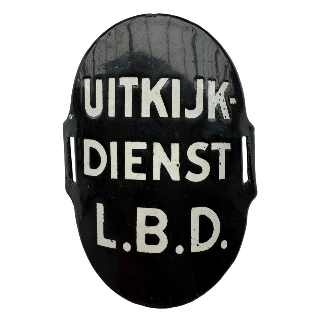 Origineel Tweede Wereldoorlog Nederlands Luchtbeschermingsdienst (LBD) arm schild – Uitkijkdienst, zwart metalen embleem gedragen door burgerluchtbescherming in Nederland 1940-1945.