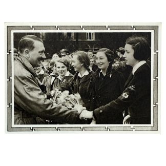 Historische postkaart uit de periode van het Derde Rijk, met propagandabeeld van Adolf Hitler tijdens een ontmoeting met Duitse jongeren in de jaren ’30-’40. Verzamelobject WOII.