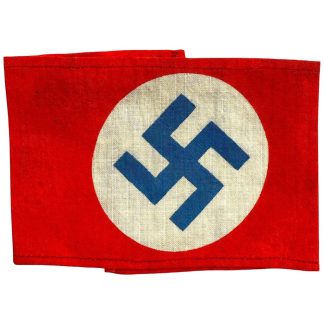 Originele NSNAP armband uit de Tweede Wereldoorlog, gemaakt van katoen met oranje achtergrond, witte cirkel en blauw hakenkruis in het midden.