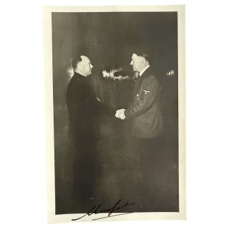 Zwart-wit postkaart met een foto van Adolf Hitler en NSB leider Anton Mussert welke elkaar de hand schudden; onderaan staat de handtekening van Anton Mussert.