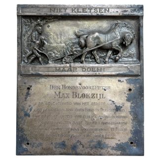 Originele metalen plaquette uit 1926, gewijd aan Max Blokzijl, voorzitter van de Nederlandschen Bond in Duitschland, met reliëfafbeelding van boer met paard en ploeg, inscriptie “Niet kletsen maar doen”, historisch NSB-verzamelobject.