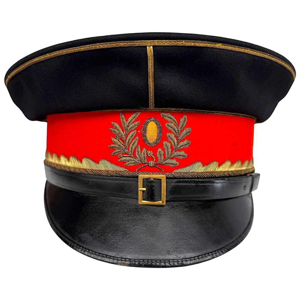 Originele Nederlandse leger generaals pet M1912, pre 1940 gala-uniform ceremoniële vizierpet met rood band en goud borduursel, verzamelaarsobject Nederlands leger hoofddeksel.