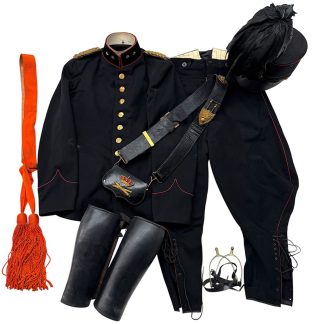 Origineel compleet Nederlands pre 1940 ceremonieel uniform 1e Luitenant der Artillerie Koninklijke Landmacht – mobilisatie periode 1931 – met jas, pofbroek, sjako met pluim, sabelkoppel met cartouche, oranje officierssjerp, laarzen en sporen. Zeldzaam militair verzamelobject.