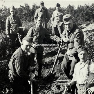 Nederlandse militairen graven stellingen en posities op de Grebbeberg bij Rhenen gedurende de Mobilisatieperiode in 1939.