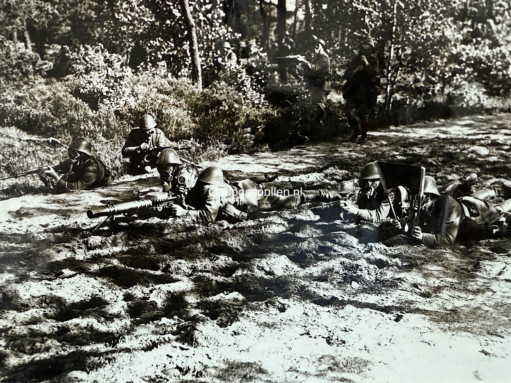 Original Pre 1940 Dutch army photo Lewis machine gun