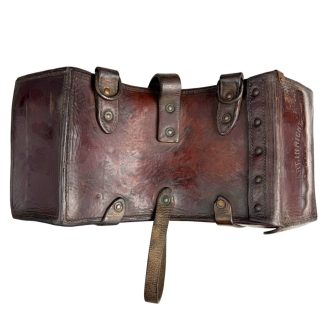 Originele pre-1941 Nederlands-Indische KNIL leren Madsen magazijntas, vervaardigd door Artillerie-Inrichtingen Delft. Bruin leer met meerdere sluitriemen, klinknagels en zichtbare stiksels langs de randen.