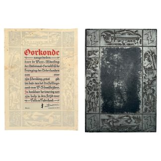 Originele Nederlandse NSB W.A.-oorkonde voor frontsoldaten uit de Tweede Wereldoorlog, naast de bijbehorende metalen drukplaat waarmee de oorkonde werd vervaardigd. Links het gedrukte document met gotische letters en propagandistische illustraties, rechts de metalen drukplaat met dezelfde omlijsting en symboliek.