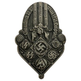 Original Gautag Leipzig Abzeichen 21.–22. Mai 1938 – Metallabzeichen mit detailliertem Relief, Darstellung von zwei Händen mit Schwertern und der Inschrift „Ein Volk – Ein Führer – Ein Reich“, gotische Beschriftung mit Datum und Ort, sowie Parteisymbole wie Hakenkreuz und SS-Runen. Historisches NSDAP Erinnerungsabzeichen, seltenes Sammlerstück aus der Vorkriegszeit.
