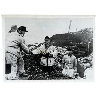 Original Foto Zweiter Weltkrieg zeigt Eichenlaubträger Oberst v.d. Goltz, Kommandeur eines Gebirgsjäger-Regiments, in Winterausrüstung mit Fernglas im Gespräch mit seinen Soldaten an der Front. Historische Aufnahme vom 6. Februar 1944 mit SIPHO Presse-Stempel, seltenes Sammlerstück für Gebirgsjäger, Wehrmacht und Ritterkreuz-Träger Memorabilia.