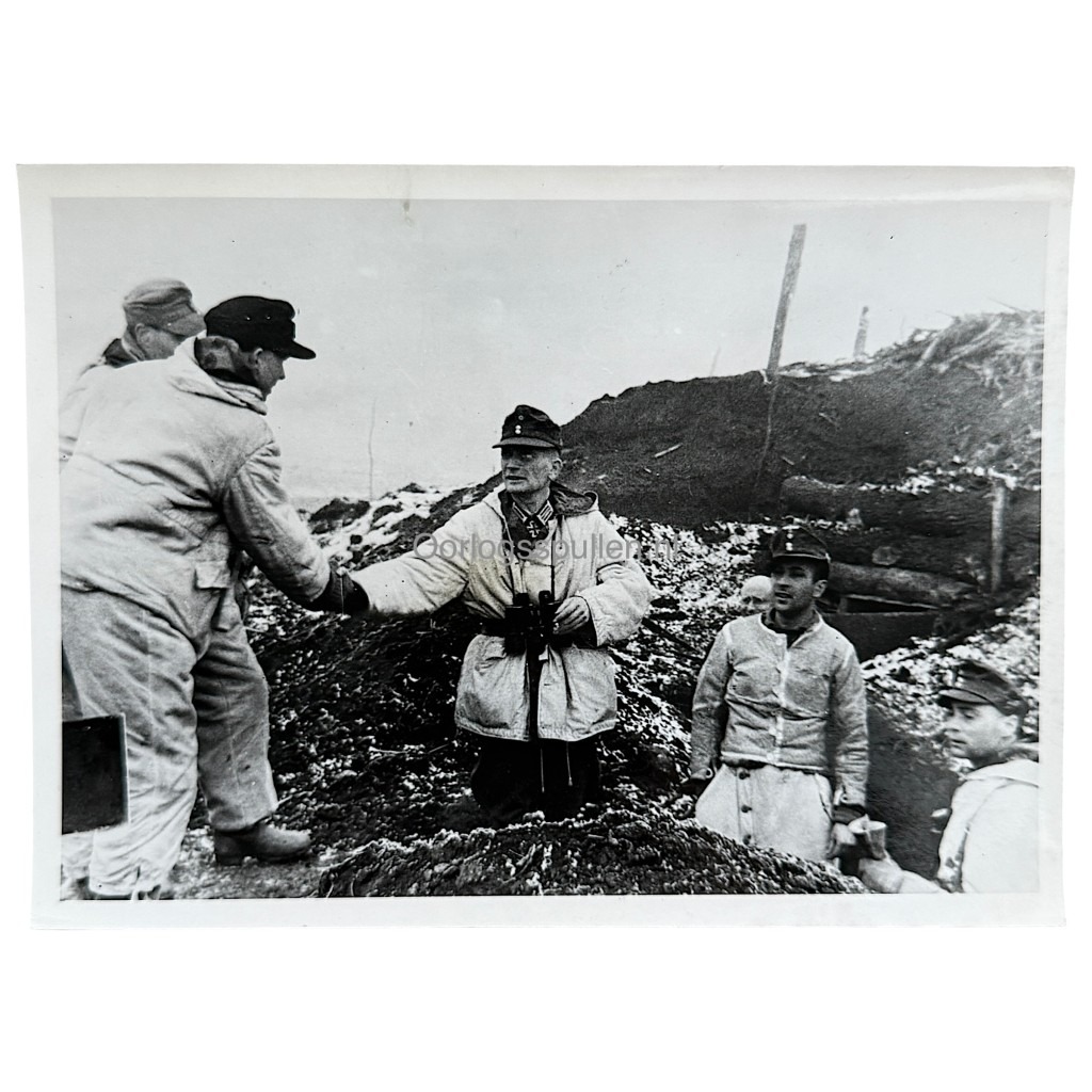 Original Foto Zweiter Weltkrieg zeigt Eichenlaubträger Oberst v.d. Goltz, Kommandeur eines Gebirgsjäger-Regiments, in Winterausrüstung mit Fernglas im Gespräch mit seinen Soldaten an der Front. Historische Aufnahme vom 6. Februar 1944 mit SIPHO Presse-Stempel, seltenes Sammlerstück für Gebirgsjäger, Wehrmacht und Ritterkreuz-Träger Memorabilia.