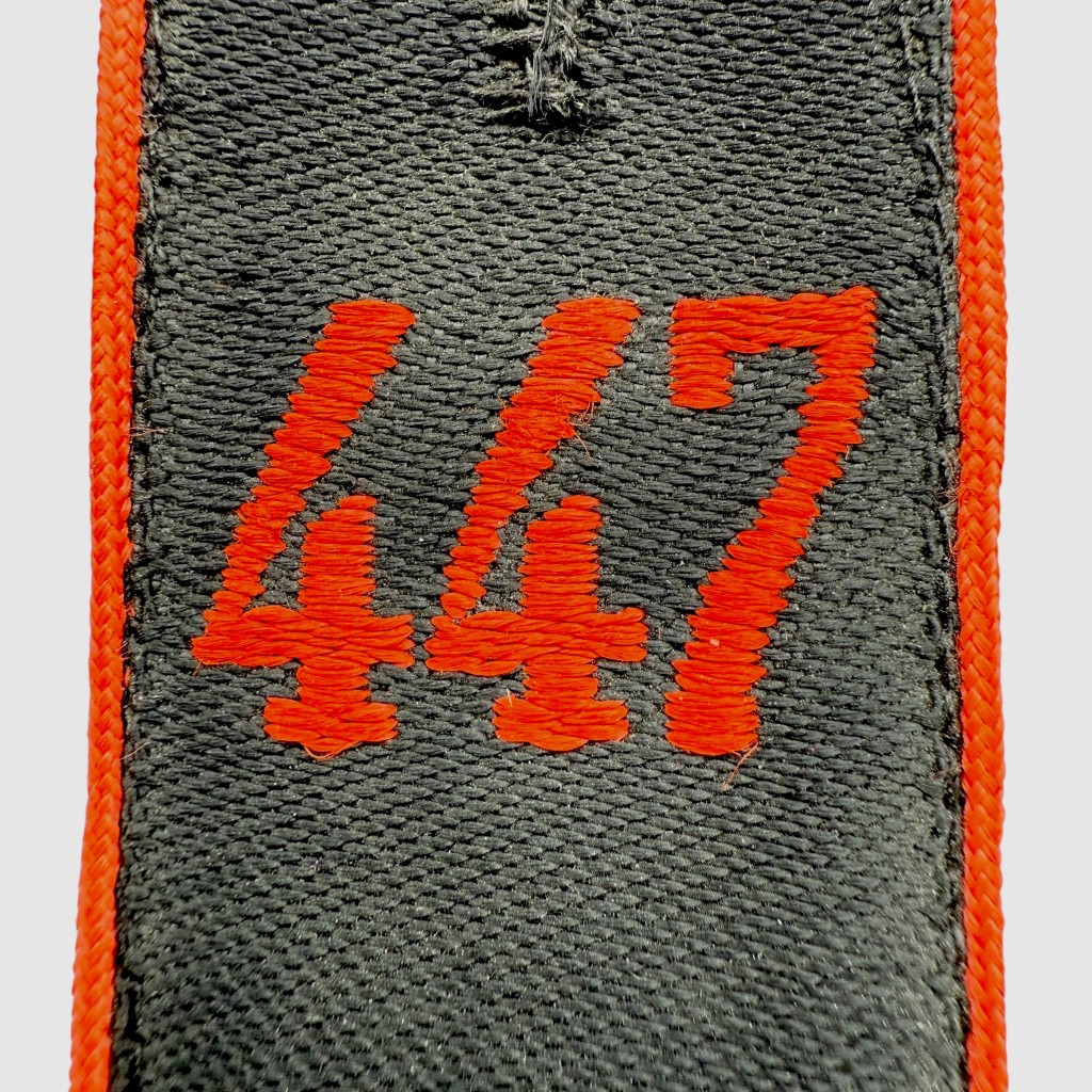Authentische Hitlerjugend Schulterklappe Bann 447 aus dem Zweiten Weltkrieg – HJ Abzeichen für Militaria Sammler.
