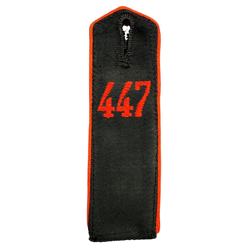 Original WWII Hitlerjugend Schulterklappe Bann 447 Wolfenbüttel – seltenes HJ Sammlerstück mit roter Umrandung und gestickter Zahl 447.