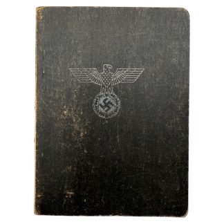 Forsiden av en original tysk soldats årbok fra 1943, med tittelen “Jahrbuch für den deutschen Soldaten im Norden”, prydet med ørne- og hakekors-symbolet trykket på et sort, slitt omslag.