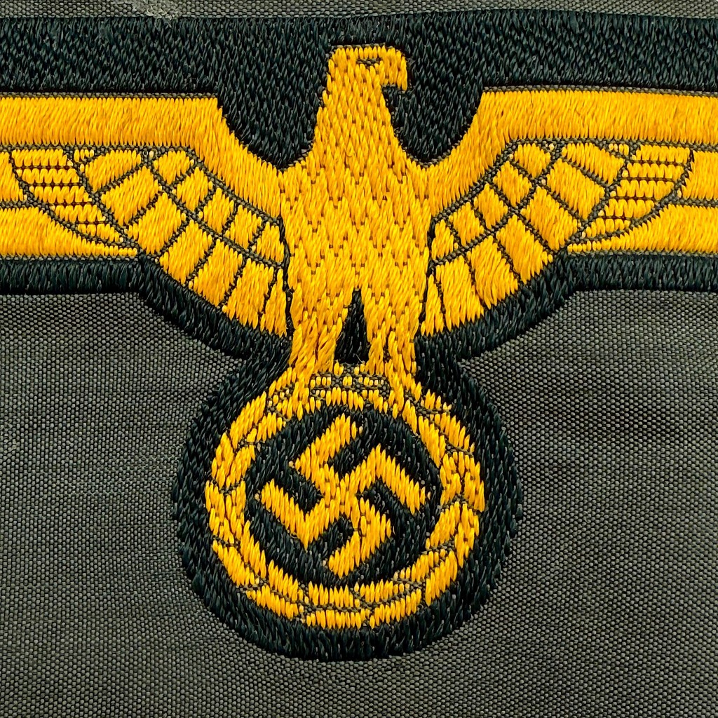 Original WWII German 'Küstenartillerie' breast eagle close up details bevo woven insignia