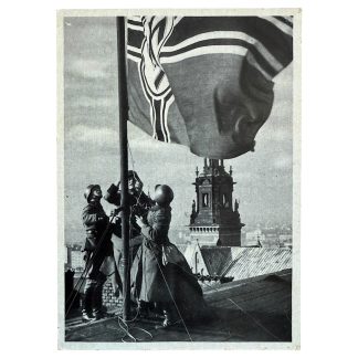 Oryginalna pocztówka z II wojny światowej – niemiecka SS-Polizei w Krakowie, Polska. Rzadkie historyczne zdjęcie żołnierzy wznoszących flagę, autentyczny kolekcjonerski przedmiot militaria z okresu Trzeciej Rzeszy, unikalna pamiątka dla pasjonatów historii wojskowej.